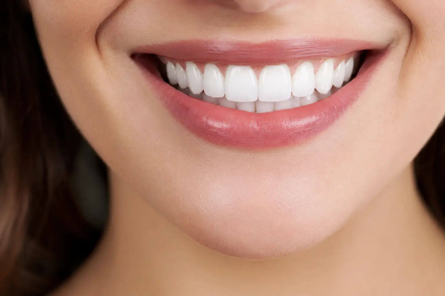 Zirkonium og E-max kronematerialer brugt til æstetisk smile design i digital tandpleje.